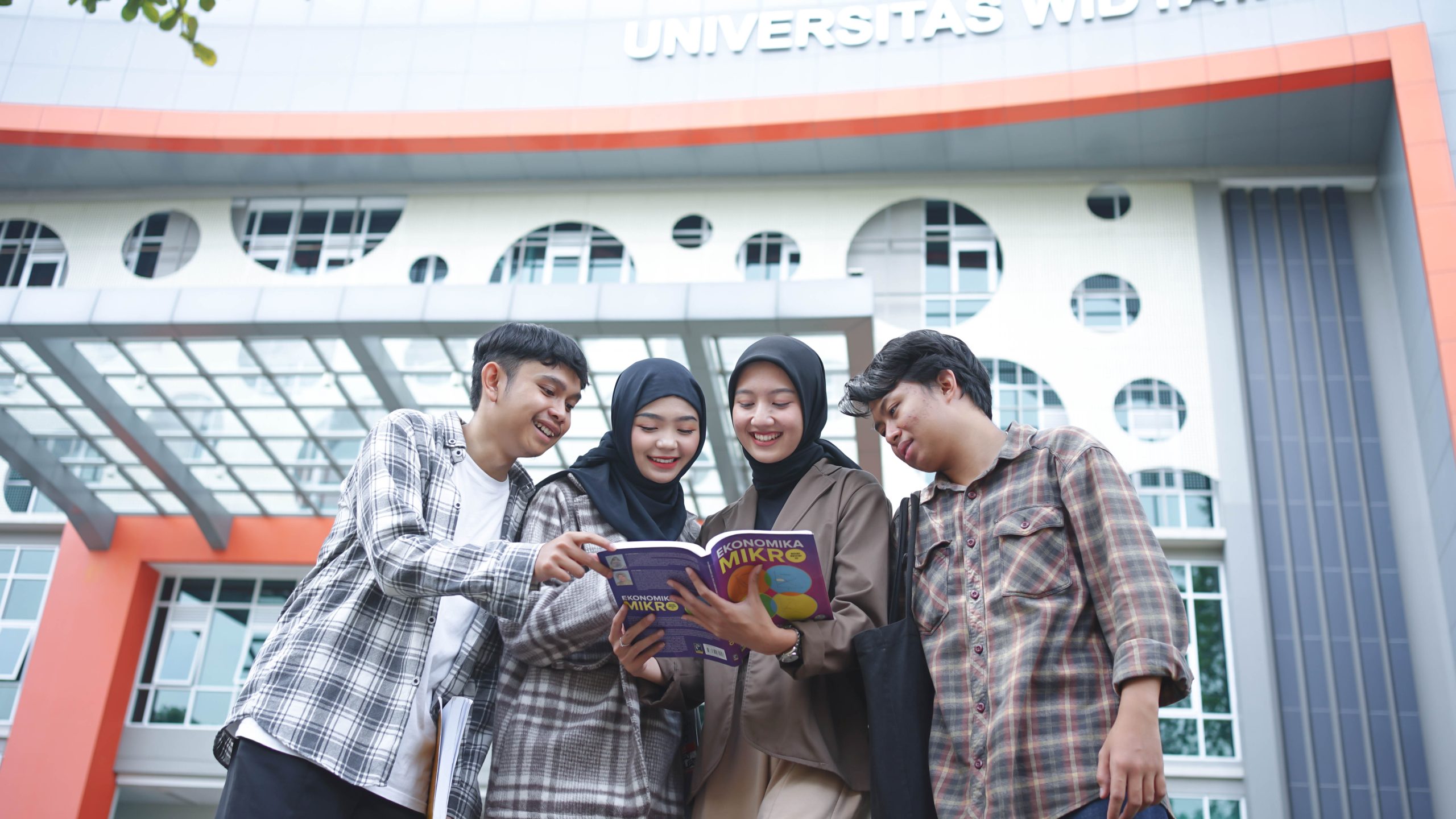 Mahasiswa Program Studi Creative Business Management D3 Universitas Widyatama