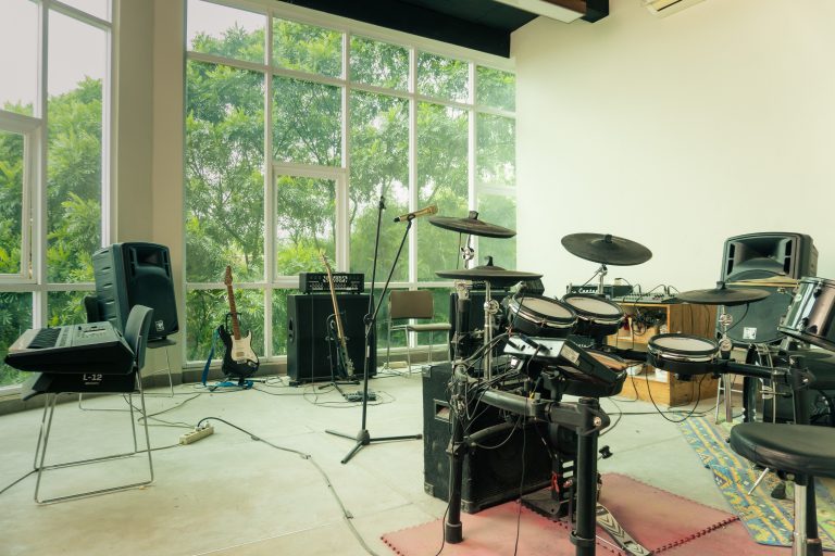 Studio band dan fasilitas kampus Universitas Widyatama