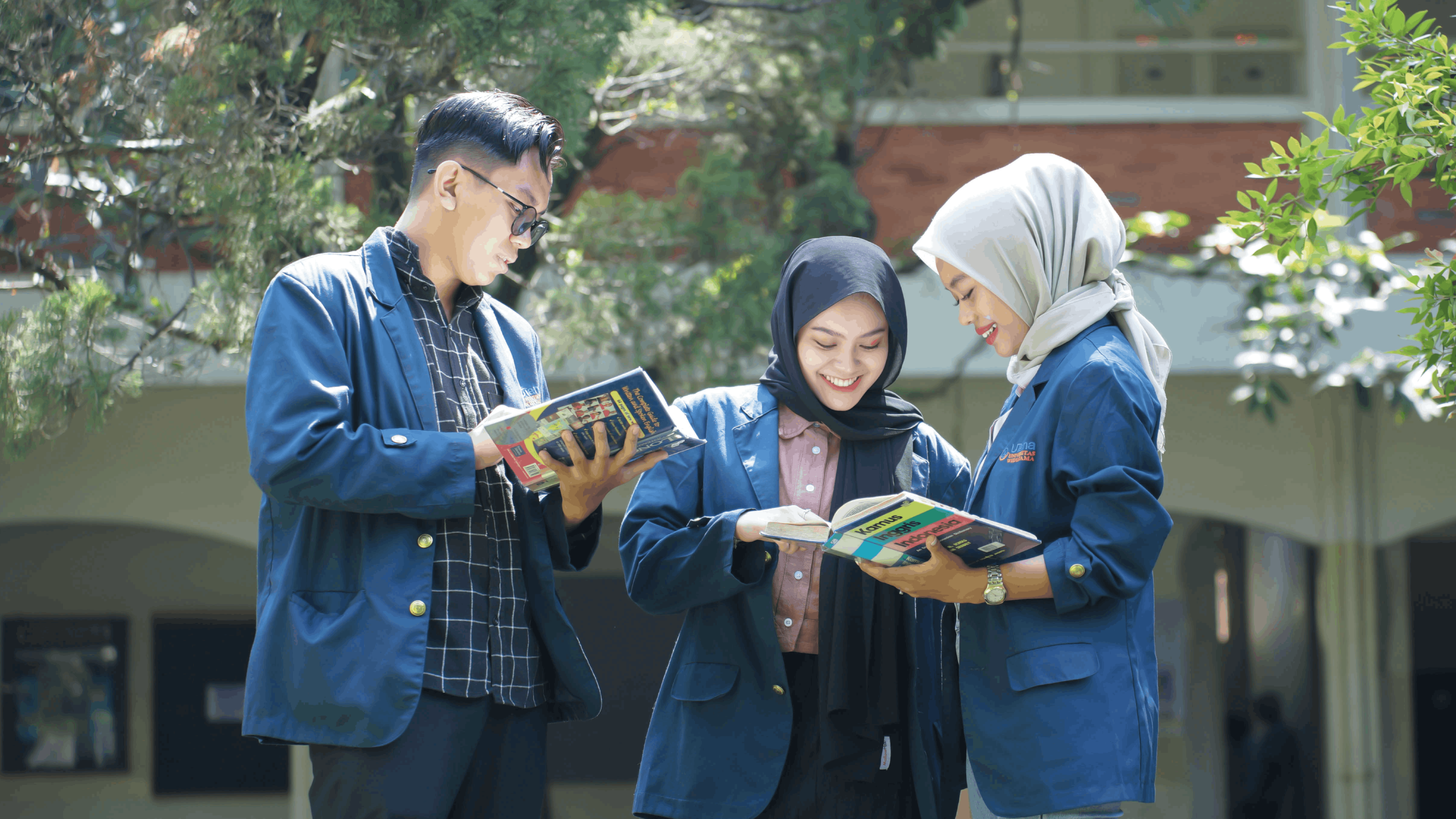 Mahasiswa Program Studi Bahasa Inggris S1 Universitas Widyatama