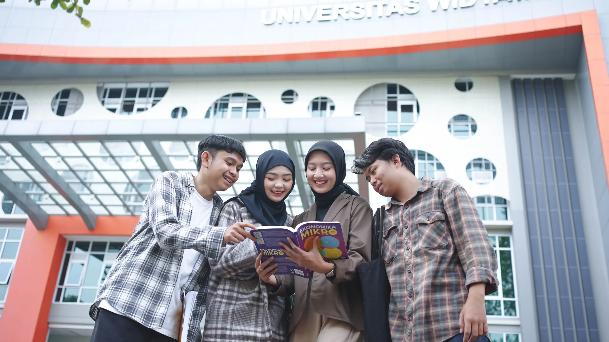 Mahasiswa Program Studi Creative Business Management D3 Universitas Widyatama